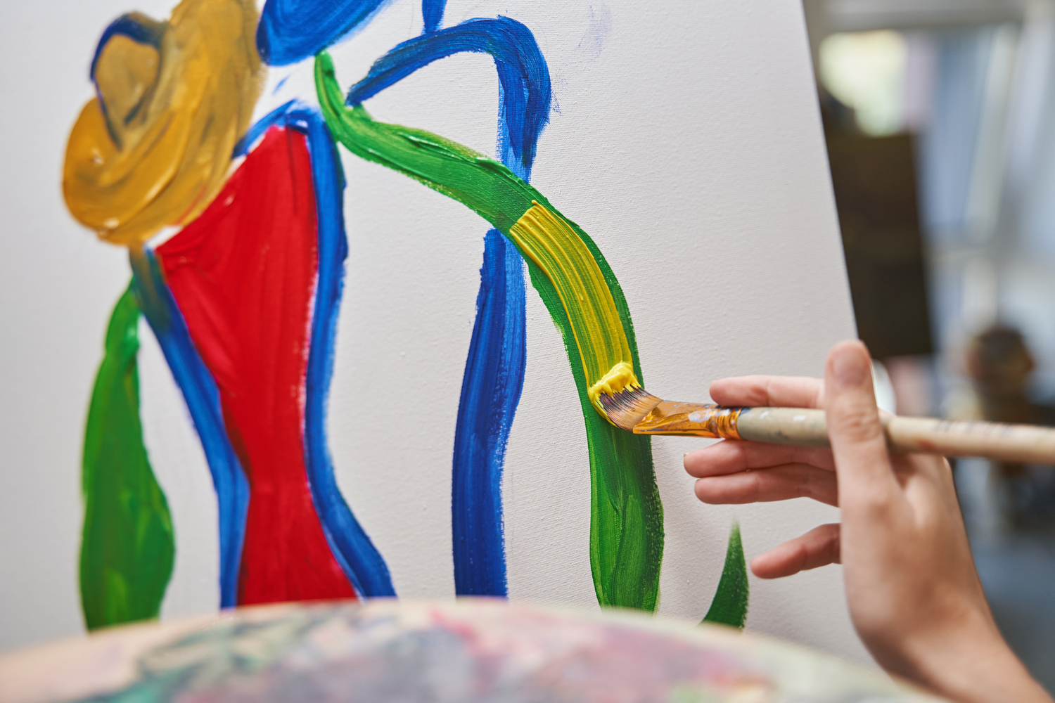 Grupo de personas pintando en caballetes en un luminoso taller, aprendiendo distintas técnicas en clases de pintura en Ponferrada