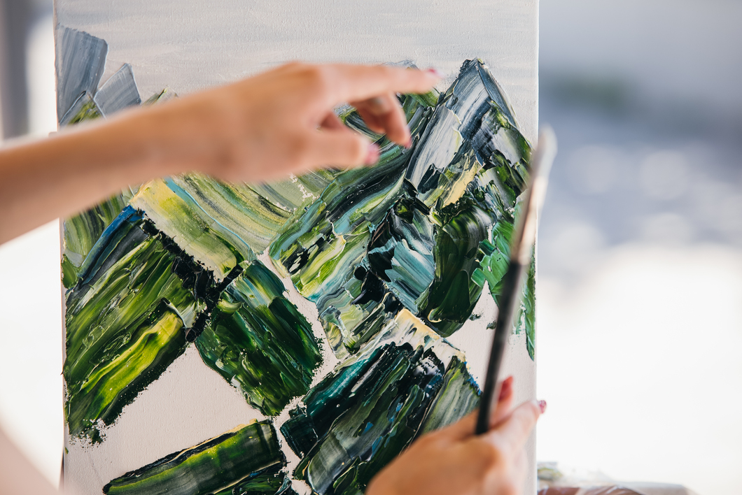 Niños sonrientes pintando y dibujando en una clase creativa, explorando cursos de pintura para niños en Ponferrada