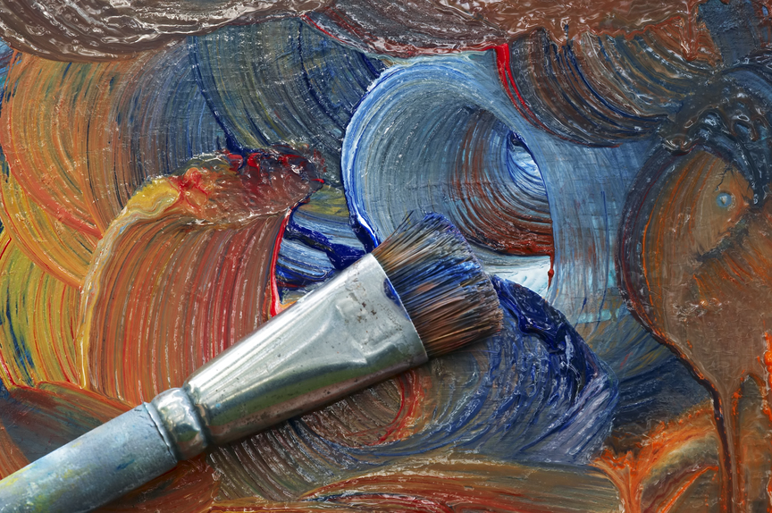 Alumnos creando obras artísticas en una academia, disfrutando de los beneficios de actividades artísticas en Ponferrada